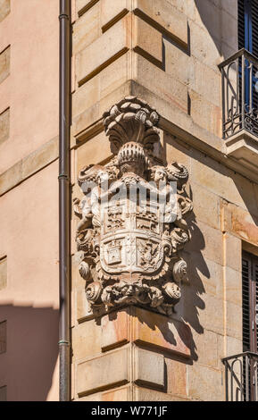 Stemma di proprietari di casa scolpito su casa angolo al centro storico in O ti, provincia di Gipuzkoa, Paesi Baschi Foto Stock