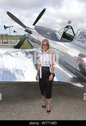 Rosamund Pike con un restaurato MK IX Spitfire a Goodwood aerodromo. Argento IWC Spitfire piloti Matt Jones e Steve Boultbee Brooks sta cercando di battere la MK IX Spitfire denominato 'Silver Spitfire" in tutto il mondo nella prima circumnavigazione del globo da parte di un piano di spitfire. Foto Stock