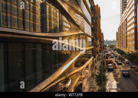 Architettura di Manhattan, vista al tramonto lungo la West 28th Street nel Quartiere di Chelsea con facciata di 520 West 28th Street edificio da Zaha Hadid sulla sinistra, New York. Foto Stock