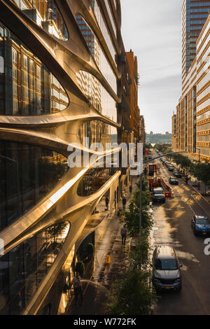 New York architettura, vista al tramonto lungo la West 28th Street nel Quartiere di Chelsea con facciata di 520 West 28th Street edificio da Zaha Hadid sulla sinistra, New York. Foto Stock