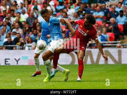 Londra, Regno Unito. 04 Ago, 2019. Londra, Inghilterra. Agosto 04: Manchester City's Rodrigo sotto pressione da Liverpool è Mohamed Salah durante la comunità fa scudo tra Liverpool e Manchester City a Wembley Stadium il 04 agosto 2019 a Londra, Inghilterra. Credit: Azione Foto Sport/Alamy Live News Foto Stock
