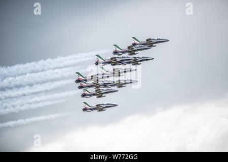 Sliac, Slovacchia - 4 agosto 2019. Aria shov italiano squadrone acrobatico delle Frecce Tricolori sul cielo mostrare le manovre acrobatiche. Foto Stock