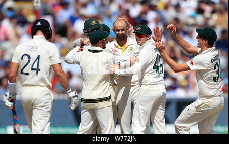 Australia Nathan Lione celebra dopo il licenziamento di Inghilterra è Joe Denly (a destra) durante il giorno cinque delle ceneri Test match a Edgbaston, Birmingham. Foto Stock