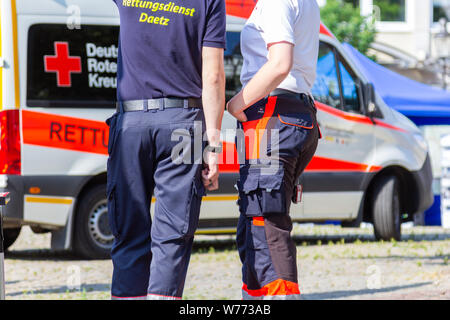 PEINE / GERMANIA - Giugno 22, 2019: femmina tedesca paramedico sta di fronte ad un ambulanza. Rettungsdienst significa un servizio di ambulanza. Foto Stock