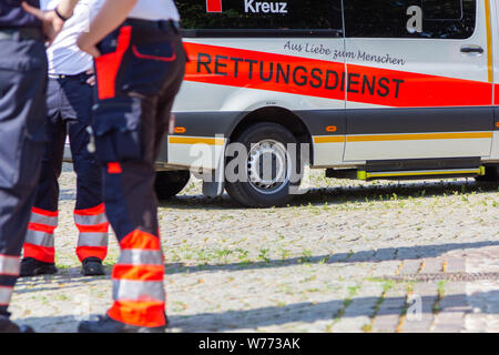 PEINE / GERMANIA - Giugno 22, 2019: femmina tedesca paramedico sta di fronte ad un ambulanza. Rettungsdienst significa un servizio di ambulanza. Foto Stock