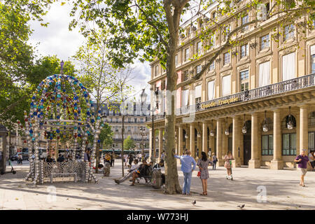 Paris Place Colette - la piazza di fronte alla Comedie Francaise nel 1 ° arrondissement di Parigi, in Francia, in Europa. Foto Stock