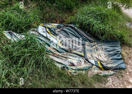 Scartato gommoni usati dai migranti per attraversare il fiume Rio Grande può essere trovato sulla riva del Rio Grande, Roma, Texas, Stati Uniti d'America. Foto Stock