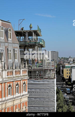 Vista della costruzione i lavoratori che operano sul piano superiore del Denizen alto edificio di appartamenti in Golden Lane London EC2 Inghilterra UK KATHY DEWITT Foto Stock