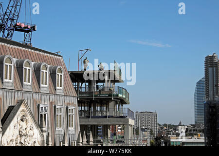 Vista della costruzione i lavoratori che operano sul piano superiore del Denizen alto edificio di appartamenti in Golden Lane London EC2 Inghilterra UK KATHY DEWITT Foto Stock