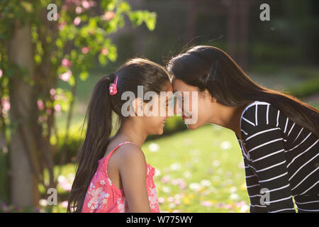 La donna lo sfregamento dei nasi con sua figlia Foto Stock