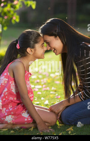 La donna lo sfregamento dei nasi con sua figlia Foto Stock