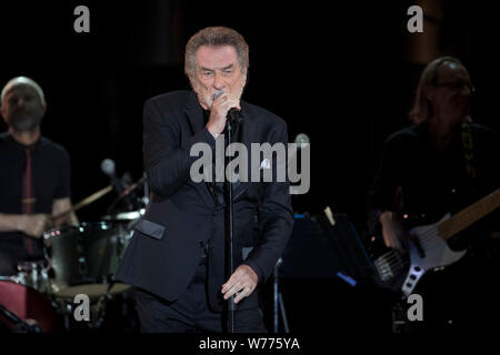 Eddy Mitchell Big Band presso il Jazz Festival di Juan, in Juan-les-Pins, Pinede Gould, su 2016/07/22. Eddy Mitchell sul palco Foto Stock