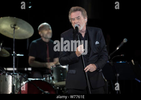 Eddy Mitchell Big Band presso il Jazz Festival di Juan, in Juan-les-Pins, Pinede Gould, su 2016/07/22. Eddy Mitchell sul palco Foto Stock