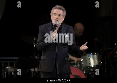 Eddy Mitchell Big Band presso il Jazz Festival di Juan, in Juan-les-Pins, Pinede Gould, su 2016/07/22. Eddy Mitchell sul palco Foto Stock