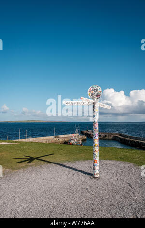 John O'Semole, Caithness in Scozia - 6 maggio 2019. Un cielo azzurro e sole sul cartello iconico di John O'Semole di Caithness a nord-est t Foto Stock