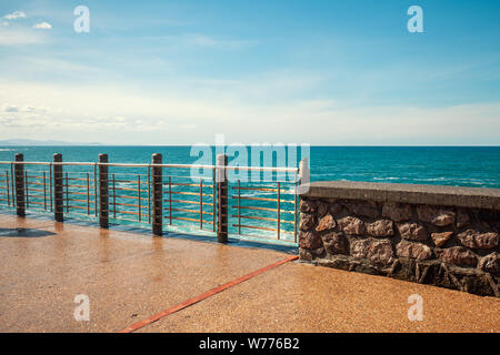 Paesaggio con passeggiata e mare. Il terrapieno in San Sebastian, Paesi Baschi, Spagna, Europa Foto Stock