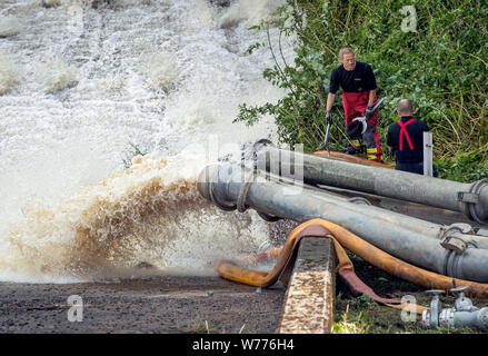 Tubi scarico acqua dal serbatoio Toddbrook vicino al villaggio di Whaley Bridge, Derbyshire, dopo che esso è stato danneggiato in pioggia pesante. Foto Stock