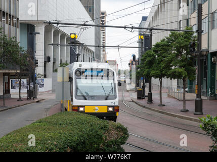 Un DART (Dallas Area Rapid Transit) luce-ferrovia treno lascia la stazione Akard nel centro di Dallas, Texas descrizione fisica: 1 Foto : Digital, file TIFF a colori. Note: titolo, data e parole chiave sulla base di informazioni fornite dal fotografo.; dono; la collina di Lyda Foundation; 2014; (DLC/PP-2014:054).; fa parte di: Lyda Hill Texas raccolta di fotografie in Carol M. Highsmith America del progetto in Carol M. Highsmith Archivio.; Foto Stock