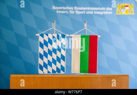 Monaco di Baviera, Germania. 5 Ago, 2019. Il nuovo ministro degli Interni della Bulgaria MLADEN MARINOV apparve con il Ministro degli interni bavarese JOACHIM HERRMANN a bavarese del Ministero degli interni a Monaco di Baviera, Germania. Tra i temi discussi sono stati l'Unione europea alle frontiere esterne, la criminalità organizzata, la guerra al terrore e di politica di asilo e la politica di migrazione. In qualità di partner del Danubio bavarese Proprietà progetto di criminalità, Bulgaria assistiti nella lotta contro il viaggio di bande criminali che specializzato nel furto con scasso e furto. Il ministro Marinov schierata anche domande riguardanti le attività dei gruppi paramilitari Foto Stock