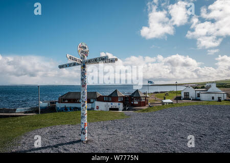 John O'Semole, Caithness in Scozia - 6 maggio 2019. Un cielo azzurro e sole sul cartello iconico di John O'Semole di Caithness a nord-est t Foto Stock