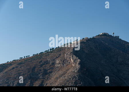 Il monastero del Profeta Elia sulla cima di Santorini il più alto picco di montagna monte Profitis Ilias Foto Stock