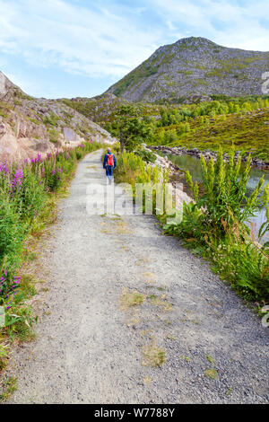 Escursionista sull isola di Skrova, nell'arcipelago delle Lofoten, Nordland, Norvegia, Foto Stock