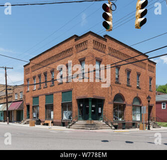 Un edificio in centro a New Cumberland, West Virginia, che ha servito come, tra le altre cose, un funerale home e un negozio di ferramenta descrizione fisica: 1 Foto : Digital, file TIFF a colori. Note: Acquisto; Carol M. Highsmith fotografia, Inc.; 2015; (DLC/PP-2015:055).; Foto Stock