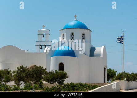 La cupola e il campanile di una piccola chiesa clifftop vicino a Megalochori Foto Stock