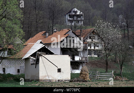 Il 26 aprile 1993 la pulizia etnica durante la guerra in Bosnia centrale: bruciato case lungo la strada tra Busovača e Medovici, attaccato da HVO (croato-bosniaci forze) dieci giorni prima. Foto Stock