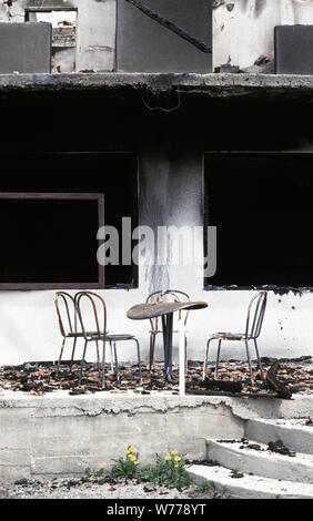 Il 26 aprile 1993 la pulizia etnica durante la guerra in Bosnia centrale: un ristorante/caffetteria completamente distrutta da un incendio. Questo è lungo la strada tra Busovača e Medovici, attaccato da HVO (croato-bosniaci forze) dieci giorni prima. Foto Stock