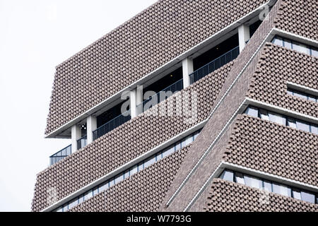 Londra, Regno Unito. 4 Ago, 2019. Foto scattata in Agosto 4, 2019 mostra il decimo piano piattaforma di visualizzazione del Tate Modern Museum di Londra, Gran Bretagna. Secondo la BBC, a sei-anno-vecchio ragazzo è stato gettato cinque piani da un decimo pavimento piattaforma di visualizzazione al Tate Modern Museum di Londra, la polizia ha detto. Un 17-anno-vecchio ragazzo è stato arrestato per sospetto di tentato omicidio. Credito: Ray codolo/Xinhua/Alamy Live News Foto Stock