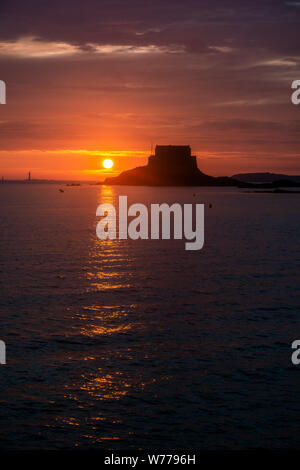 Saint Malo bellissimo tramonto spettacolare costiera paesaggio. Petit Bé Isola con impostazione di Sun verso il basso. Brittany, Francia. Foto Stock