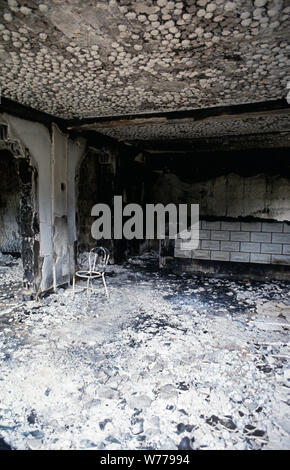 Il 26 aprile 1993 la pulizia etnica durante la guerra in Bosnia centrale: un ristorante o un bar completamente distrutta da un incendio. Questo è lungo la strada tra Busovača e Medovici, attaccato da HVO (croato-bosniaci forze) dieci giorni prima. Foto Stock