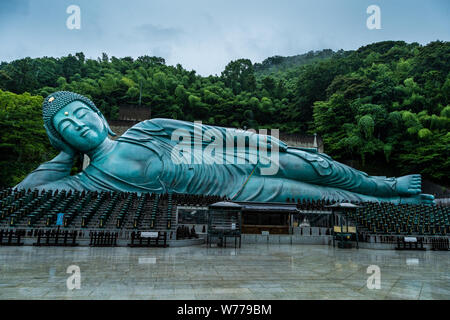 Buddha reclinato statua a Nanzoin tempio di Sasaguri, Prefettura di Fukuoka, Giappone Foto Stock