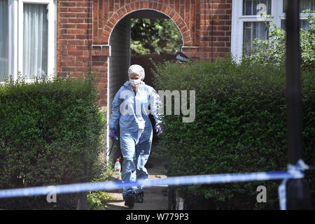 Forensic ufficiali nei giardini Waltheof in Tottenham, nord di Londra dopo un 89-anno-vecchia donna è stato trovato ucciso nella sua propria casa. Foto Stock