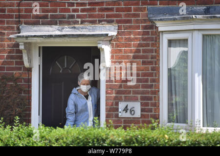 Forensic ufficiali nei giardini Waltheof in Tottenham, nord di Londra dopo un 89-anno-vecchia donna è stato trovato ucciso nella sua propria casa. Foto Stock