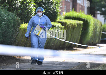 Forensic ufficiali nei giardini Waltheof in Tottenham, nord di Londra dopo un 89-anno-vecchia donna è stato trovato ucciso nella sua propria casa. Foto Stock