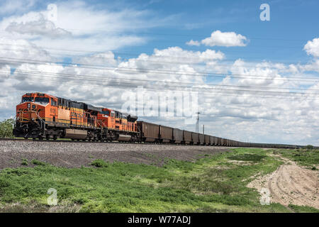 Un lungo passaggio treno merci vicino al Avondale nelle zone rurali a Pueblo County, Colorado descrizione fisica: 1 Foto : Digital, file TIFF a colori. Note: Acquisto; Carol M. Highsmith fotografia, Inc.; 2015; (DLC/PP-2015:068).; fa parte di: cancelli frontiere fondo raccolta Colorado entro il carol M. Highsmith Archivio.; Foto Stock