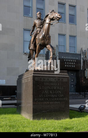 Un monumento al generale confederato Thomas Stonewall Jackson al di fuori del Harrison County Courthouse a Clarksburg, West Virginia descrizione fisica: 1 Foto : Digital, file TIFF a colori. Note: Acquisto; Carol M. Highsmith fotografia, Inc.; 2015; (DLC/PP-2015:055).; Foto Stock