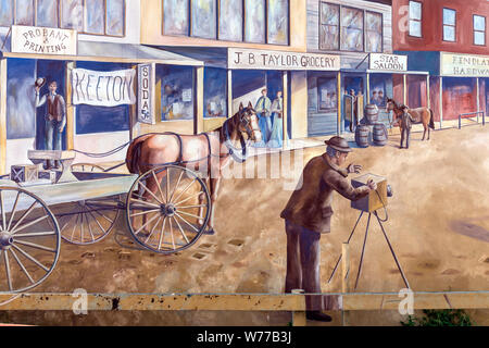 Un murale, completata nel 2005, raffiguranti fotografo M.C. Ragsdale, le riprese di una scena lungo il blocco 200 del Sud Chadbourne Street di San Angelo, la sede di Tom Green County, Texas descrizione fisica: 1 Foto : Digital, file TIFF a colori. Note: titolo, data e parole chiave sulla base di informazioni fornite dal fotografo.; dono; la collina di Lyda Foundation; 2014; (DLC/PP-2014:054).; fa parte di: Lyda Hill Texas raccolta di fotografie in Carol M. Highsmith America del progetto in Carol M. Highsmith Archivio.; murale artista: nome non dato.; Foto Stock