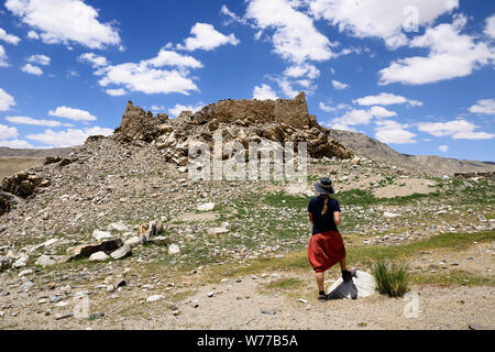 Vista sulla remota valle Shakhdara nel Pamir mountain, Tagikistan, Rovine fortezza vecchia, in Asia centrale. Foto Stock