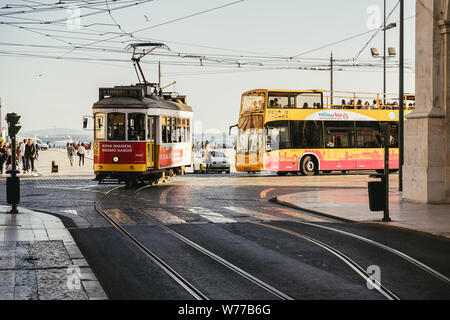 Tram e giallo autobus turistico sul lungomare Foto Stock