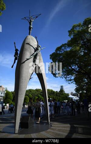 HIROSHIMA, Giappone - 05 agosto: i visitatori di suonare il campanello e pregare per la bomba atomica vittime di fronte ai figli di pace del Monumento all'Hiroshima Parco del Memoriale della Pace di Hiroshima, Giappone occidentale il 5 agosto 2019, un giorno prima che il 74º anniversario dell'attacco. (Foto: Richard Atrero de Guzman/ AFLO) Credito: Aflo Co. Ltd./Alamy Live News Foto Stock