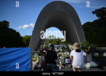 HIROSHIMA, Giappone - 05 agosto: Visitatori stabilisce i fiori e pregare per la bomba atomica vittime nella parte anteriore del cenotafio all'Hiroshima Parco del Memoriale della Pace di Hiroshima, Giappone occidentale il 5 agosto 2019, un giorno prima della 74anniversario cerimonia dell'attacco. (Foto: Richard Atrero de Guzman/ AFLO) Credito: Aflo Co. Ltd./Alamy Live News Foto Stock