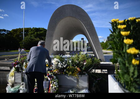 HIROSHIMA, Giappone - 05 agosto: un uomo getta fiori e pregare per la bomba atomica vittime nella parte anteriore del cenotafio all'Hiroshima Parco del Memoriale della Pace di Hiroshima, Giappone occidentale il 5 agosto 2019, un giorno prima della 74anniversario cerimonia dell'attacco. (Foto: Richard Atrero de Guzman/ AFLO) Credito: Aflo Co. Ltd./Alamy Live News Foto Stock