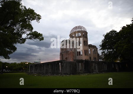 HIROSHIMA, Giappone - 05 agosto: la Cupola della Bomba Atomica è visto al tramonto in Hiroshima Peace Memorial Park un giorno prima il 74º Anniversario del bombardamento di Hiroshima, Giappone occidentale, 5 agosto 2019. La cupola di Genbaku noto anche come la Cupola della Bomba Atomica è ora un simbolo di pace entro l'Hiroshima Peace Memorial Park. L' edificio è stato uno dei pochi a sinistra in piedi quando la prima bomba atomica 'Little Boy' è stata abbandonata dagli Stati Uniti dalla Enola Gay Il 6 agosto 1945. (Foto: Richard Atrero de Guzman/ AFLO) Credito: Aflo Co. Ltd./Alamy Live News Foto Stock