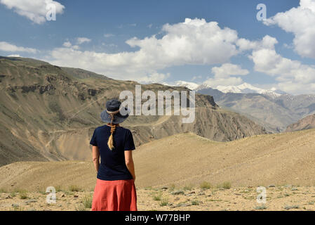 Vista sulla remota valle Shakhdara nel Pamir mountain, in Tagikistan, in Asia centrale. Foto Stock