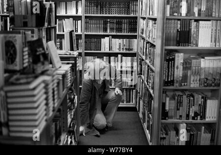 Negozi di libri degli anni '1970 persone che sfogliano libri selezionati affollato negozio di libri di Londra 1973 UK HOMER SYKES Foto Stock