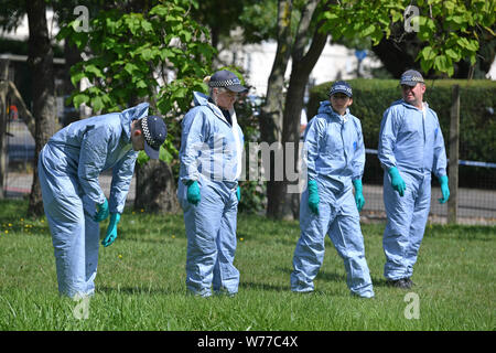 Gli ufficiali di polizia ricerca Waltheof Giardini in Tottenham, nord di Londra dopo un 89-anno-vecchia donna è stato trovato ucciso nella sua propria casa. Foto Stock
