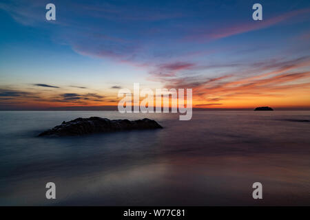 Bel tramonto sulla costa del mare. Koh Chang, Thailandia Lonely Beach. Foto Stock